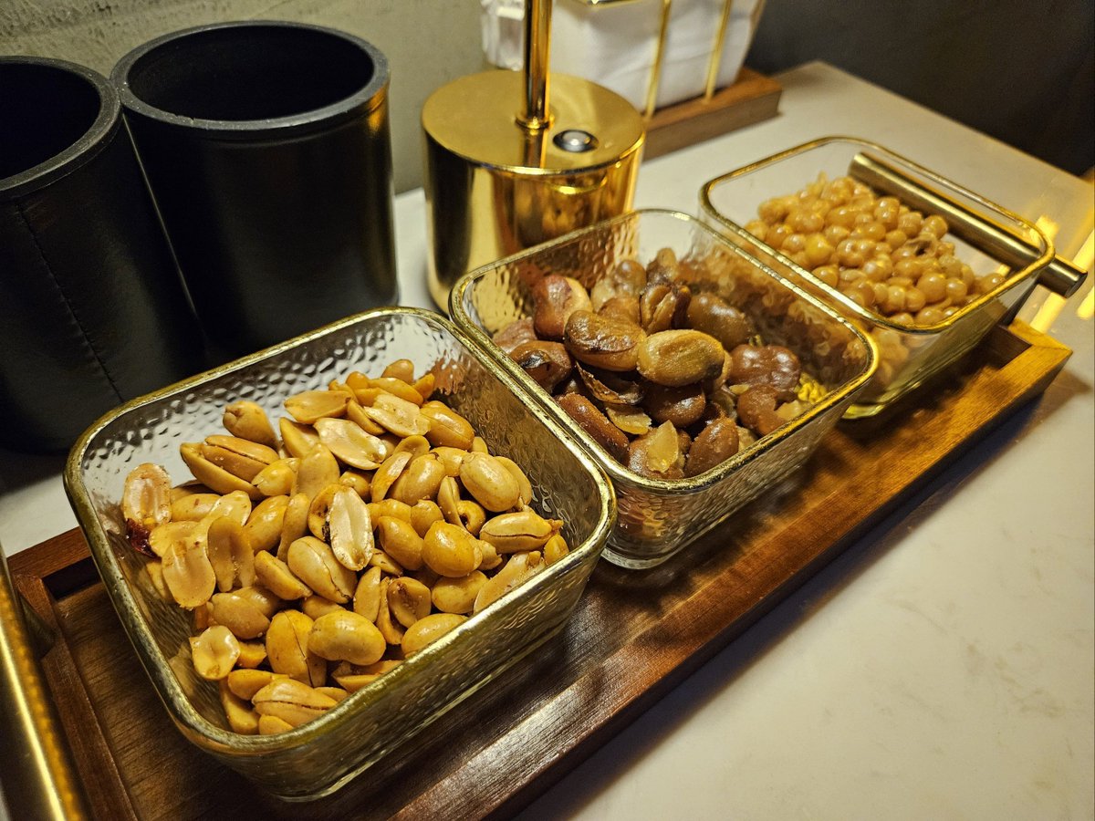 alsig861953's tweet photo. Just found the yummiest salted egg yolk crispy nuts! Sharing a pack with my lab partner right now—snacks = instant mood boost  #SnackTime #SharingIsCaring https://t.co/0CNsaBPnuR