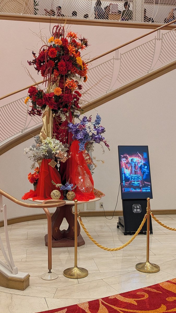 Akirako_01's tweet photo. 宝塚星組「RRR × TAKA”R”AZUKA ～√Rama～」良かった。
「ナートゥをご存知か？」の高速ダンスが膝の高さから角度まで揃っていて美しすぎる。肩車&amp;二丁ライフルのバトルシーンも再現していて凄い。レビューのラインダンスにナートゥの振りが入っていて感動。
宝塚の舞台は本当に満足度が高い。 https://t.co/URcBJVOc17