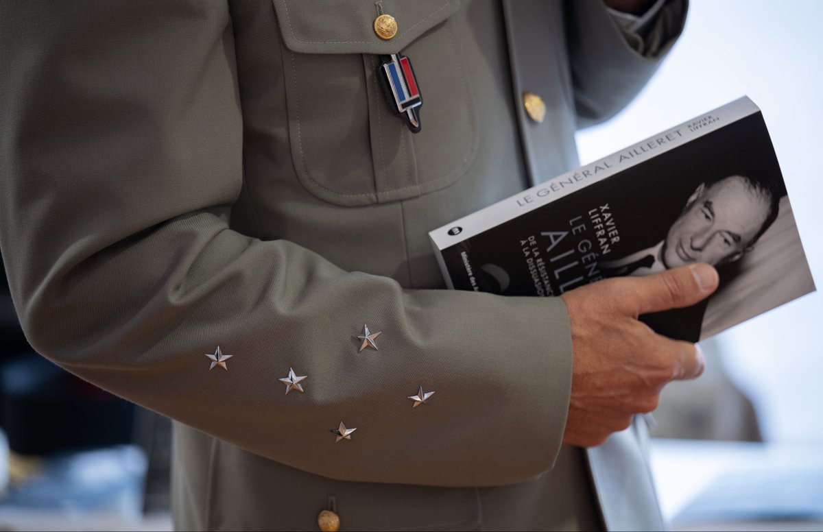 CEMAT_FR's tweet photo. Ce week-end, l’Hôtel national des Invalides accueille la 9e édition du Salon du livre de l’@armeedeterre.

Lire, écrire, confronter les expériences et les idées : dans un monde incertain, la pensée est indispensable pour comprendre la guerre et ses évolutions.

Plus de soixante auteurs civils et militaires vous attendent pour partager leurs ouvrages et leurs réflexions sur les combats d’hier, d’aujourd’hui et de demain.