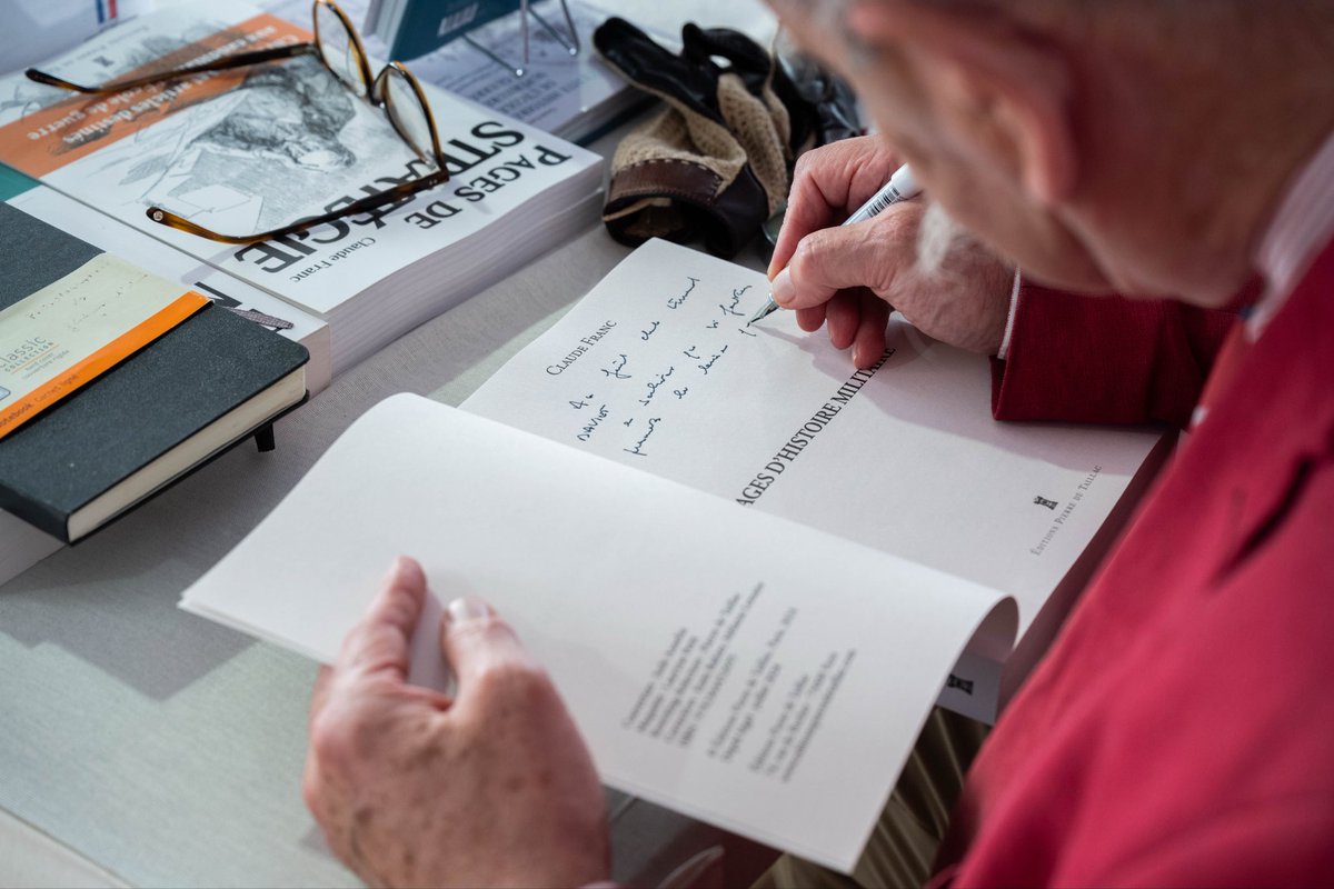 CEMAT_FR's tweet photo. Ce week-end, l’Hôtel national des Invalides accueille la 9e édition du Salon du livre de l’@armeedeterre.

Lire, écrire, confronter les expériences et les idées : dans un monde incertain, la pensée est indispensable pour comprendre la guerre et ses évolutions.

Plus de soixante auteurs civils et militaires vous attendent pour partager leurs ouvrages et leurs réflexions sur les combats d’hier, d’aujourd’hui et de demain.