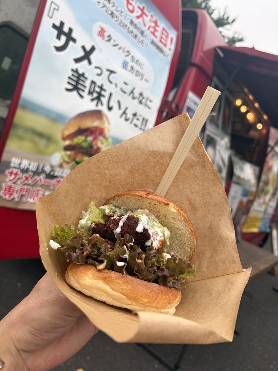 piramochan's tweet photo. サメバガとくるみチョコブラウニーがまじ美味しかった。入場口付近のおしゃ植もめちゃ良よよ🫶 https://t.co/4p0ZjHpBtU