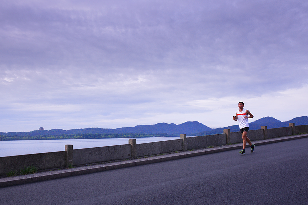 magii297065's tweet photo. Just finished a 10km morning run around the West Lake! Crisp air, beautiful scenery, and zero traffic—total win for my weekend vibe. https://t.co/GKsU3fooID