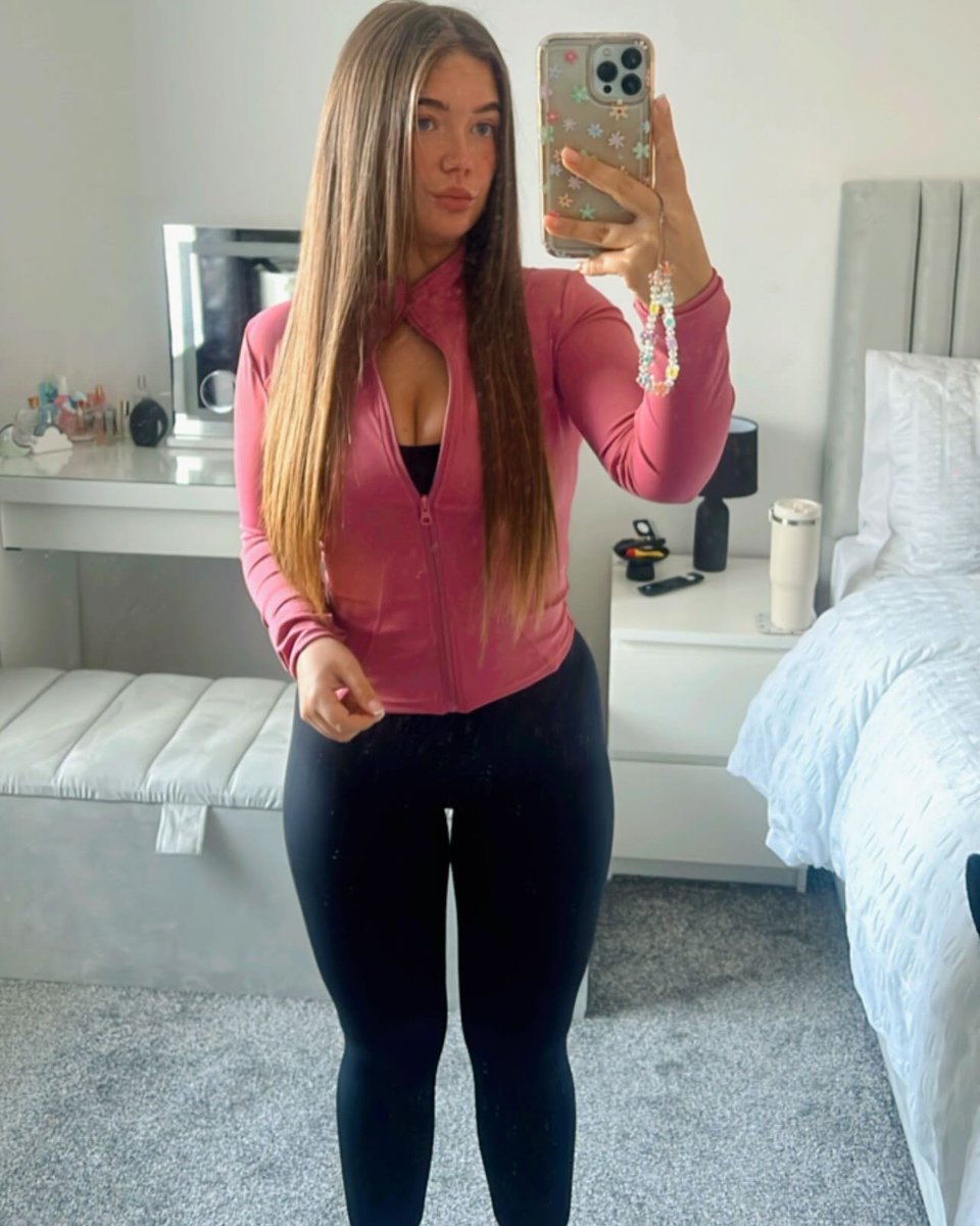 ThickChavs's tweet photo. Pic one of Sarah's gym fits 

#wankchat #wank #goon #goonchat #gooning #slut #sluts #girls #uksluts #ukgirls #blonde #tits #heels #legs #leather #latex #pvc #lips #brat #dress #bra #lingerie #brunette #corset #lips #heels #feet #toes #tits #boots #ass https://t.co/AhABjoM7Hh