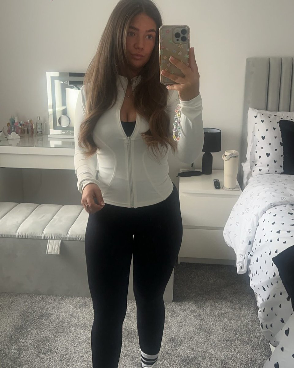 ThickChavs's tweet photo. Pic one of Sarah's gym fits 

#wankchat #wank #goon #goonchat #gooning #slut #sluts #girls #uksluts #ukgirls #blonde #tits #heels #legs #leather #latex #pvc #lips #brat #dress #bra #lingerie #brunette #corset #lips #heels #feet #toes #tits #boots #ass https://t.co/AhABjoM7Hh