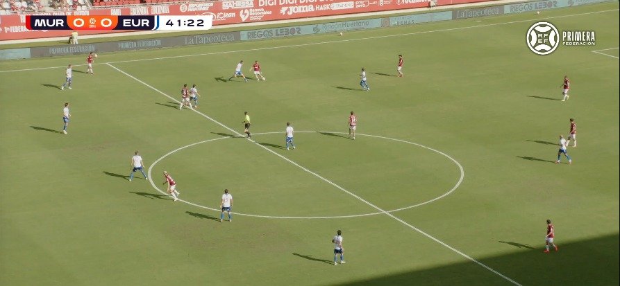 ElPostGrana's tweet photo. HA PITADO FUERA DE JUEGO DE FLAKUS.

Era roja al portero del Europa. https://t.co/3GeViLZU91