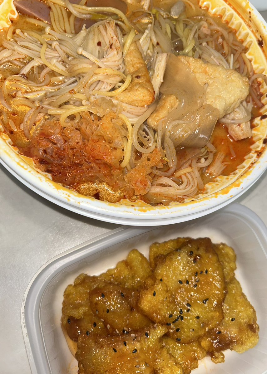 h2ubu's tweet photo. 마라탕 2단계로 적당히빨갛게 먹는게 젤로 맛있지만
가끔 입맛이 넘 터질때
1.5단계에
당면 옥수수면 팽버 가득추가해서
국물다 빨아묵고 뿔어벌인 마라탕으로 만들어버리거
흰쌀밥이랑 해서 먹으면
ㅈㄴ잘들어가고 배개불러짐 https://t.co/hOLSLU1eVC