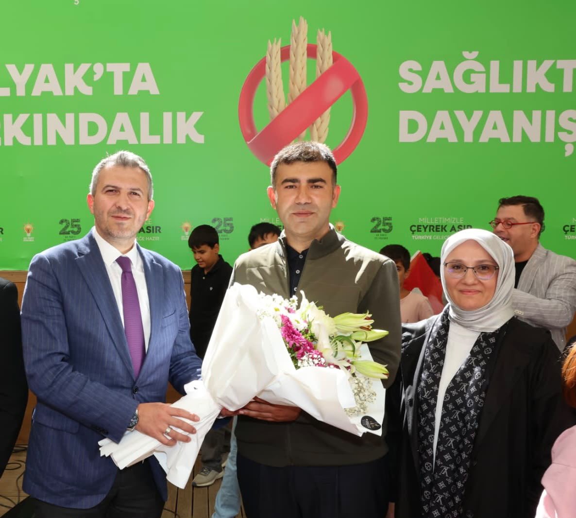 ayhanusdi's tweet photo. İl Başkanlığımızın öncülüğünde, Belediyemizin ev sahipliğinde düzenlenen Çölyaklı Ailelerle Farkındalık Pikniği’nde İl Başkan Yardımcımız Sn. Alperen Bozdağ, İl Yönetim Kurulu Üyemiz Sn. Yurdanur Bika ve Belediye Başkanımız Sn. Ali Tombaş’la birlikte hemşehrilerimizle bir araya geldik.

Çölyak konusunda farkındalığın ve dayanışmanın önemini bir kez daha hissettiğimiz bu güzel buluşmada emeği geçen herkese teşekkür ediyor, tüm hemşehrilerimize sağlıklı ve huzurlu bir ömür diliyorum.