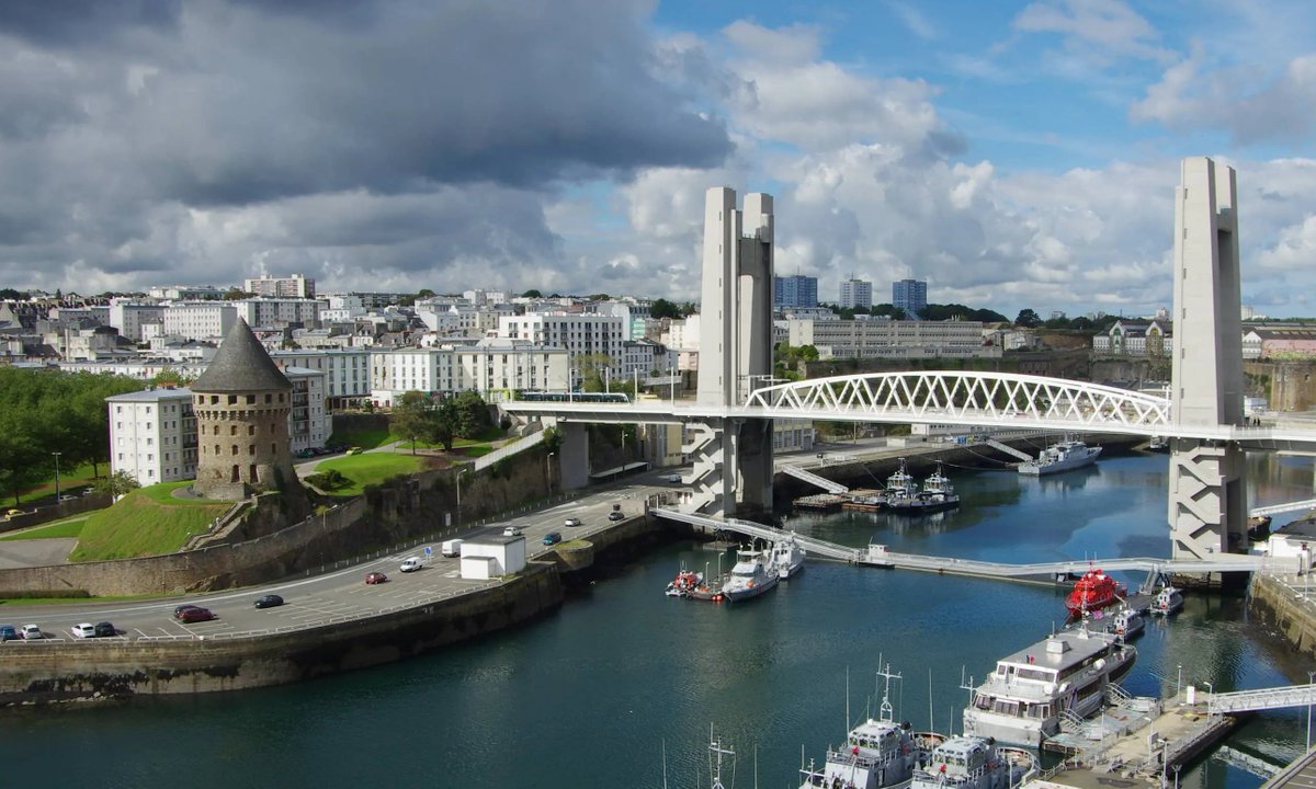 F_Desouche's tweet photo. Brest (29) : une fillette de 8 ans violée et agressée sexuellement, un migrant clandestin comorien mis en examen

https://t.co/0RldSiYJ7R https://t.co/F36ZRQ9dya