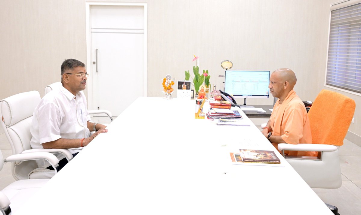 myogioffice's tweet photo. मुख्यमंत्री श्री @myogiadityanath जी महाराज से आज लखनऊ में भाजपा, बांदा के पूर्व जिलाध्यक्ष श्री लवलेश सिंह जी ने शिष्टाचार भेंट की। https://t.co/GPV5hHINzh