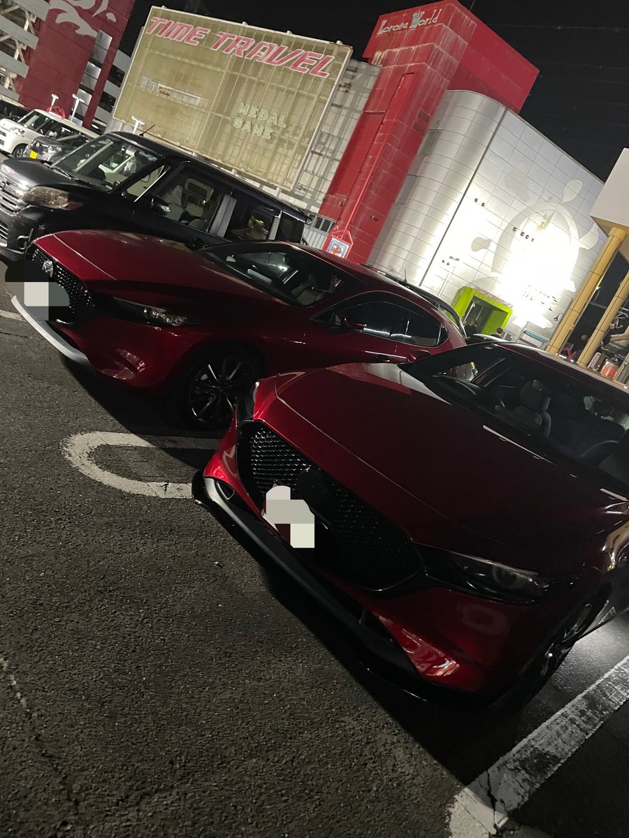 pon_sr_'s tweet photo. ちいかわ映画の特典欲しくて初日に行ってきました！最高でーす😆
そしたら帰りの駐車場で隣同士になってたから思わず写真撮ってしまいました😳 https://t.co/dp39RcBIek