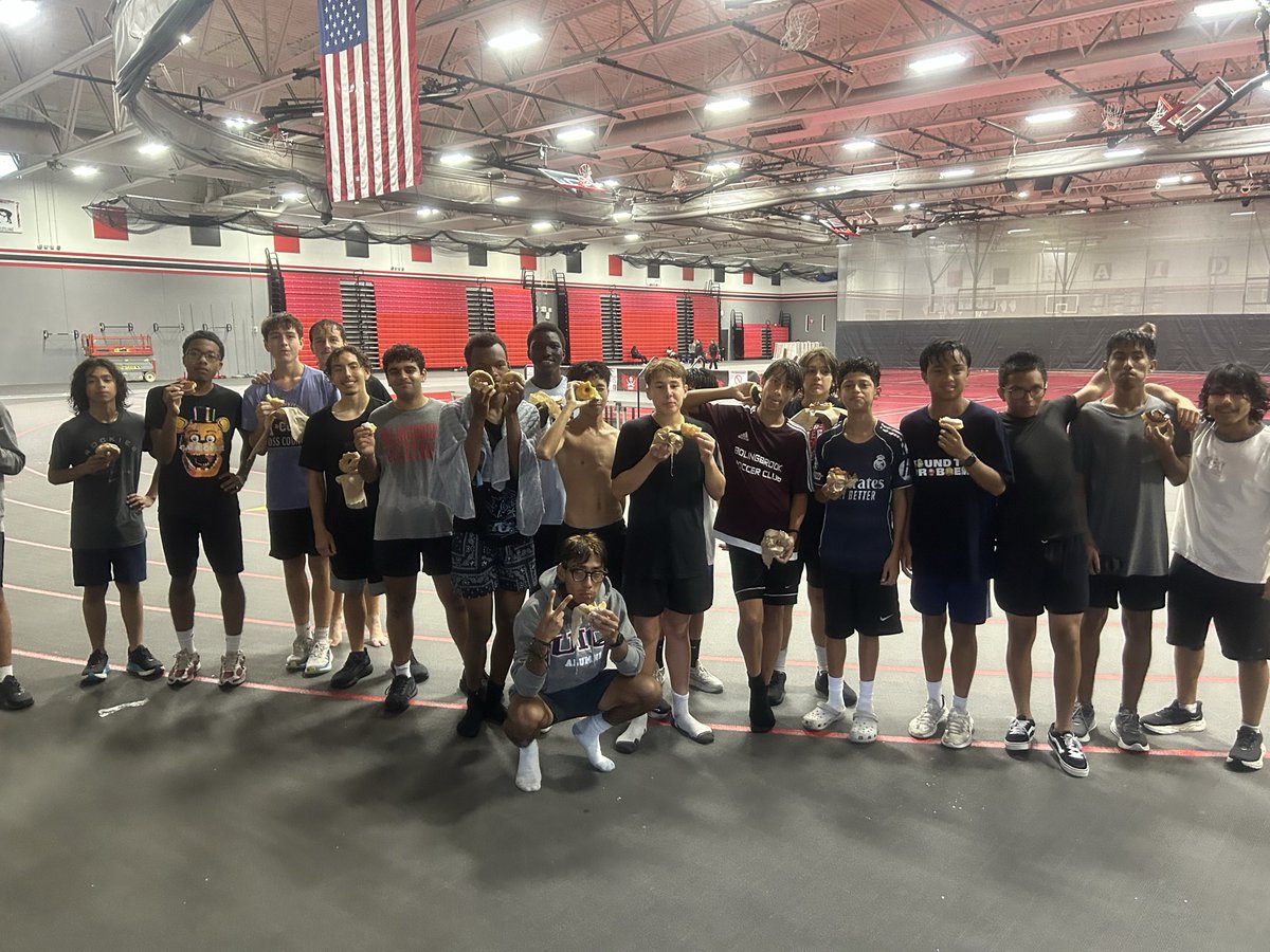 TheBrookXCTF's tweet photo. Starting homecoming off right!
✅Long Run in the Rain. Tough and Fun!
✅🍩 and 🥯 afterwards 
🔲 Have fun at homecoming 🔜
#TheBrook https://t.co/fbPNh1Q6wj