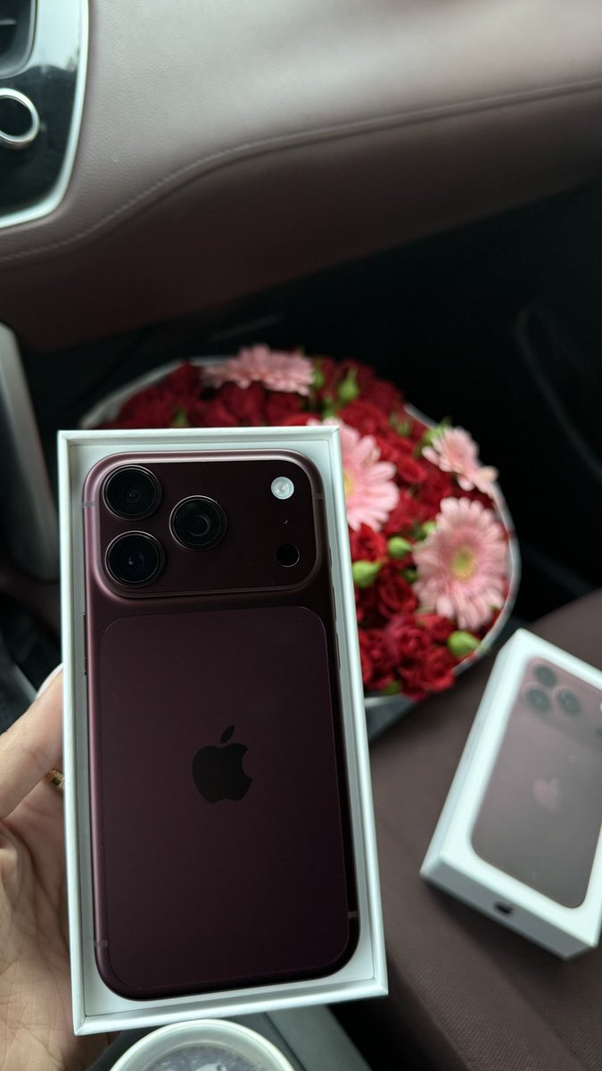 haj95_'s tweet photo. تقدروا تقولون مبروك 🥳
صدق اللون وش تسمّونه؟ عودي ولا عنابي ولا برغندي؟