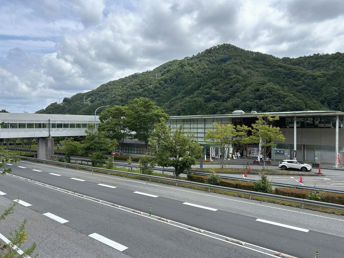 btchasshcker's tweet photo. サスペンスドラマ並みのハラハラする夢みてたうえ、寝違えた月曜日の朝。今週も頑張ります https://t.co/eCsoZIZpuI