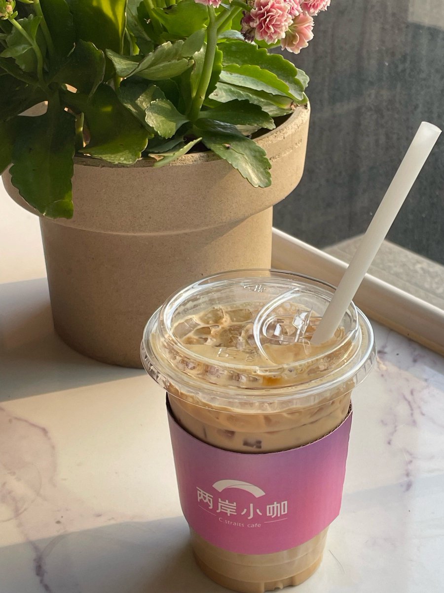 bircm842550's tweet photo. Make a creamy iced latte in 2 mins! Steam oat milk, pour over a shot of espresso, add a dash of vanilla syrup, and enjoy your cozy pick-me-up. https://t.co/9ypbKfUkPt