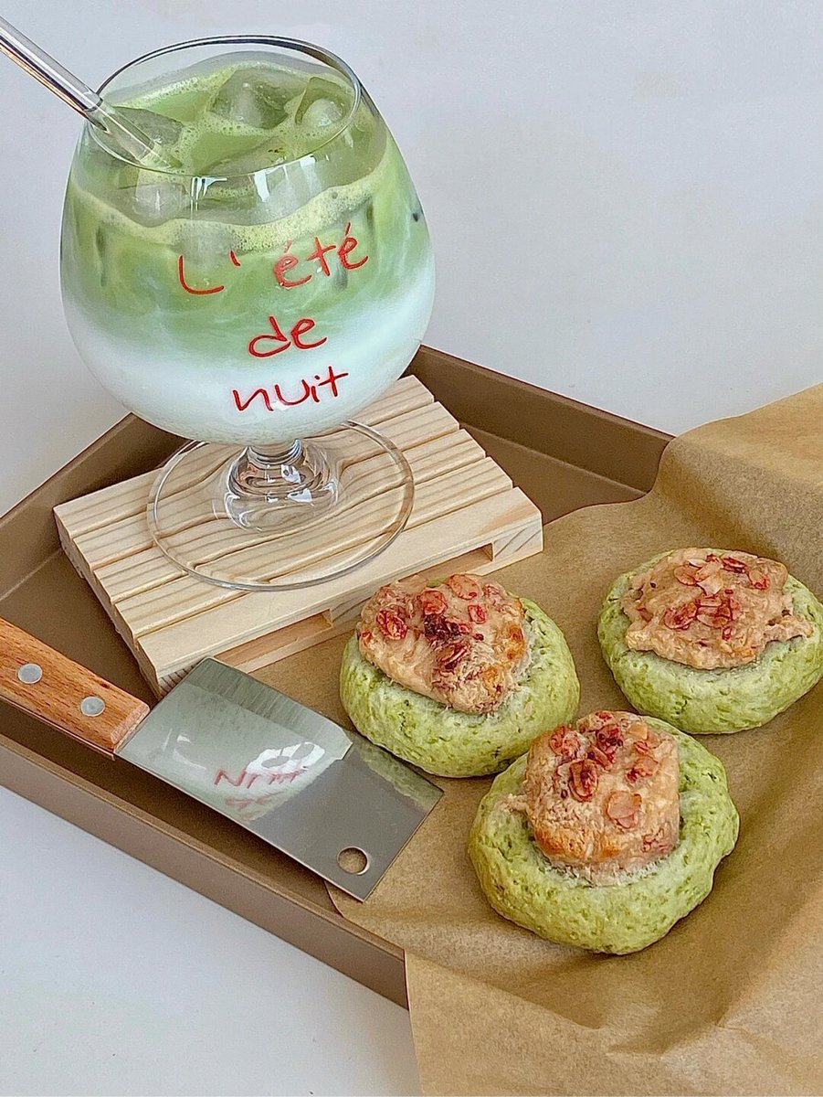 asted016317's tweet photo. Craving a quick refresh Whip up iced matcha latte in 2 mins: whisk matcha powder, hot water, pour over ice u0026 oat milk. No fancy tools needed! https://t.co/H8tUQ91N5e
