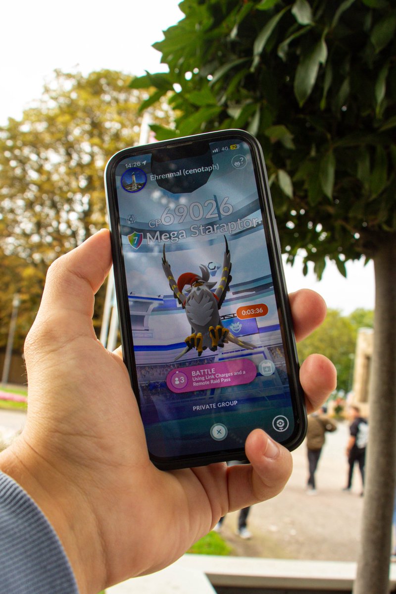 PogoDreamer's tweet photo. De Community was weer op pad vandaag voor het Mega Staraptor Raid Day evenement!
Hier in Hofgarten Düsseldorf kwamen meer dan 140 mensen voor dit evenement! 🔥
Hoe ging het evenement bij jullie? 🤔
#PokemonGOCommunity https://t.co/aYRfmmhk0u
