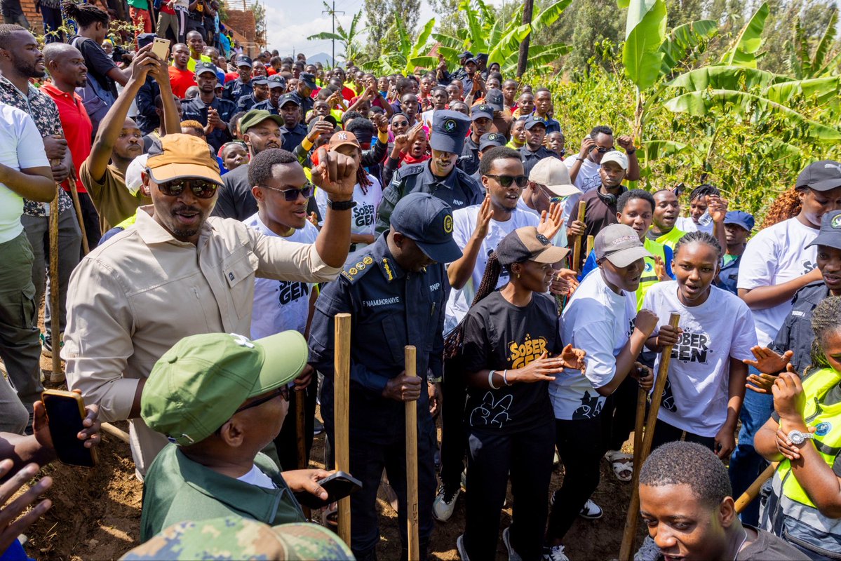 RwandaHealth's tweet photo. Uyu munsi, Minisitiri @nsanzimanasabin ari kumwe na IGP @Rwandapolice bifatanyije n’urubyiruko mu gikorwa cy’#Umuganda mu Karere ka @KarongiDistr .

Ubutumwa ku rubyiruko:
• Guca burundu icyuma — #HeheNicyuma
• Kunywa inzoga mu rugero, icyiza kurushaho ni ukutazinywa
• Kwirinda ibiyobyabwenge nk’urumogi n’ibigare biganisha mu ngeso mbi
• Kwitabira siporo no kubaka ubuzima bwiza

——

Today, Minister @nsanzimanasabin and the IGP @Rwandapolice joined young people for #Umuganda in @KarongiDistr .

The message to the youth:
• Stop illicit alcoholic brews — #HeheNicyuma
• If you drink alcohol, limit it — better still, avoid it
• Stay away from illicit drugs such as marijuana and peer groups that lead to harmful habits
• Stay active through sports and build a healthy lifestyle