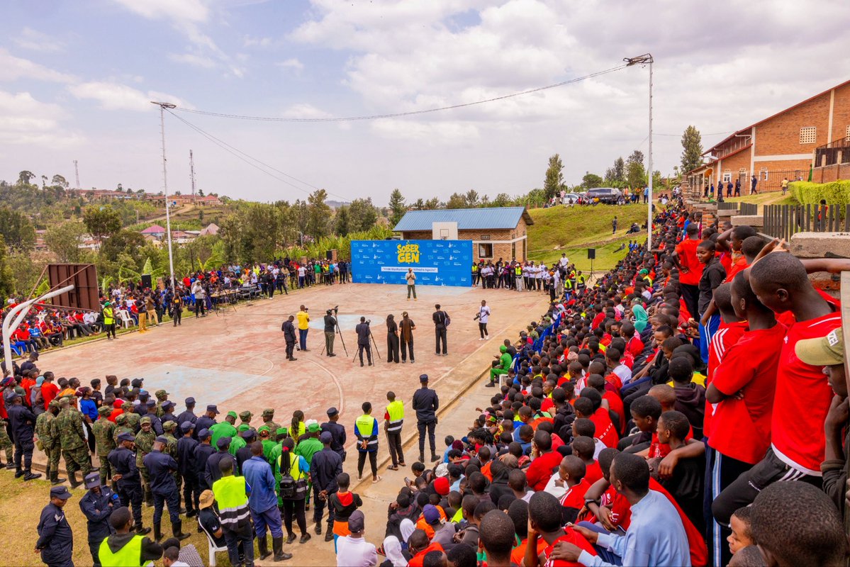 RwandaHealth's tweet photo. Uyu munsi, Minisitiri @nsanzimanasabin ari kumwe na IGP @Rwandapolice bifatanyije n’urubyiruko mu gikorwa cy’#Umuganda mu Karere ka @KarongiDistr .

Ubutumwa ku rubyiruko:
• Guca burundu icyuma — #HeheNicyuma
• Kunywa inzoga mu rugero, icyiza kurushaho ni ukutazinywa
• Kwirinda ibiyobyabwenge nk’urumogi n’ibigare biganisha mu ngeso mbi
• Kwitabira siporo no kubaka ubuzima bwiza

——

Today, Minister @nsanzimanasabin and the IGP @Rwandapolice joined young people for #Umuganda in @KarongiDistr .

The message to the youth:
• Stop illicit alcoholic brews — #HeheNicyuma
• If you drink alcohol, limit it — better still, avoid it
• Stay away from illicit drugs such as marijuana and peer groups that lead to harmful habits
• Stay active through sports and build a healthy lifestyle