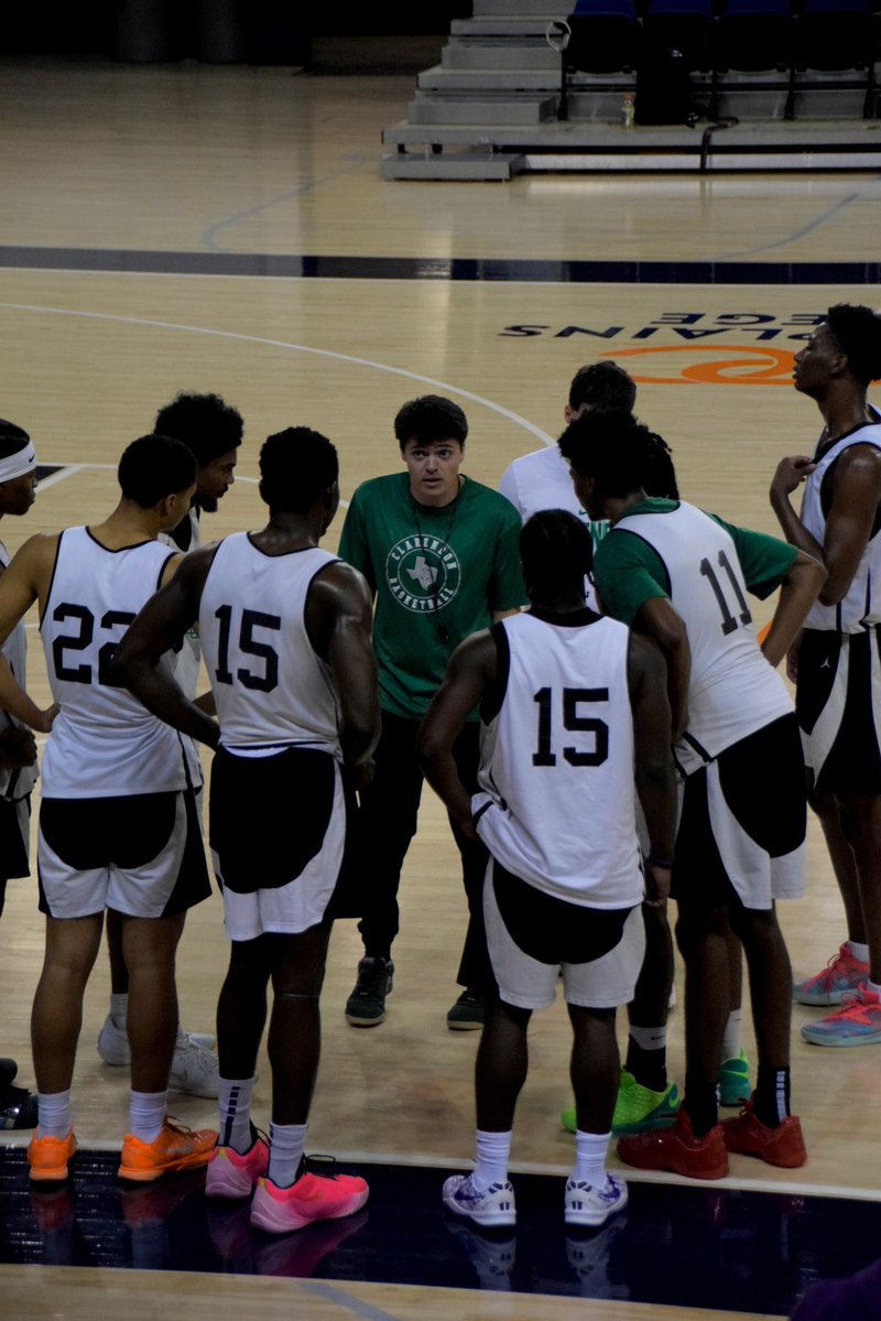 CoachDonohoo30's tweet photo. STACK GOOD DAYS @ClarendonHoops https://t.co/qC1hxwynY9