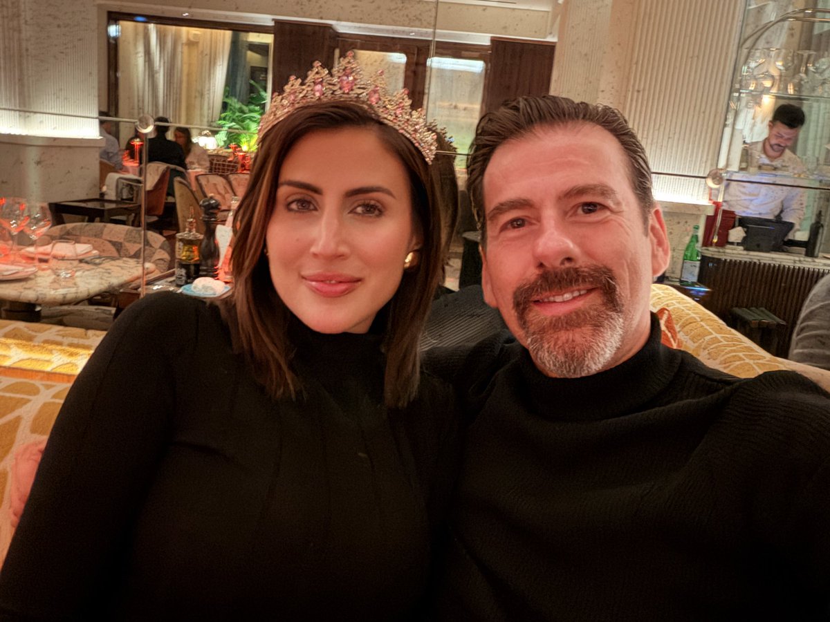 EVIDEGARAY's tweet photo. Salud por los 34 años de mi amada @SofiaRiveraT !! https://t.co/ZAXGDTqJfg