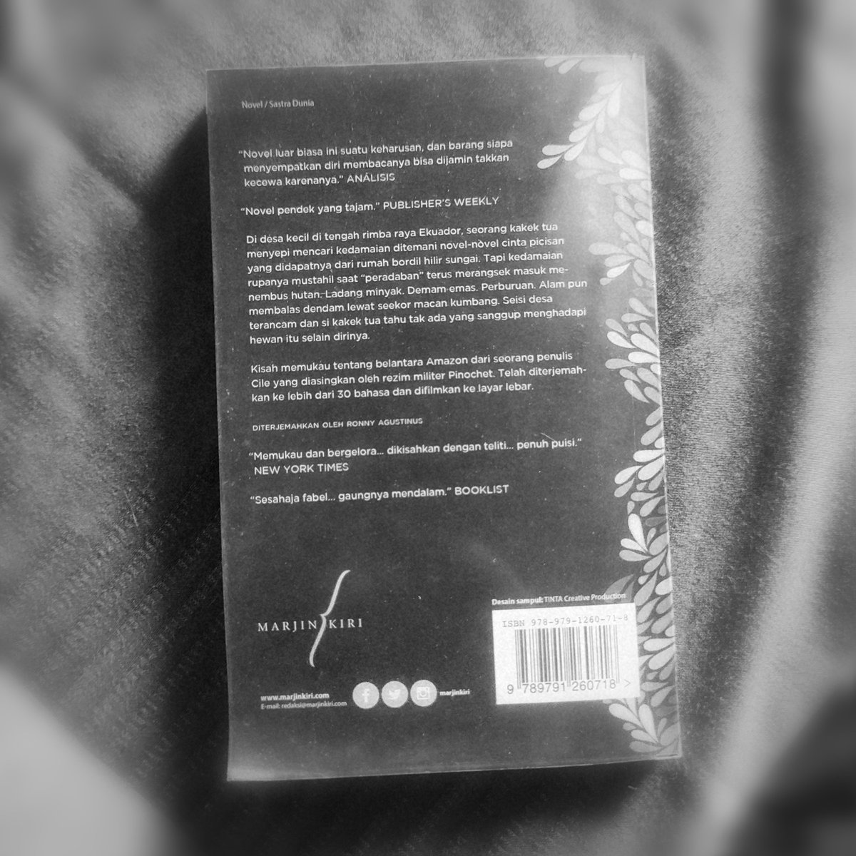 ibbal0's tweet photo. jika kau suka nonton film drama sedih dan menghanyutkan, coba baca ini deh, bukunya tipis bisa dibaca sekali duduk, saya jamin kalian puas membaca ini dan akan tergiang-giang di kepalamu kisah pak tua dalam waktu yang amat lama https://t.co/D5mUUgzoVX