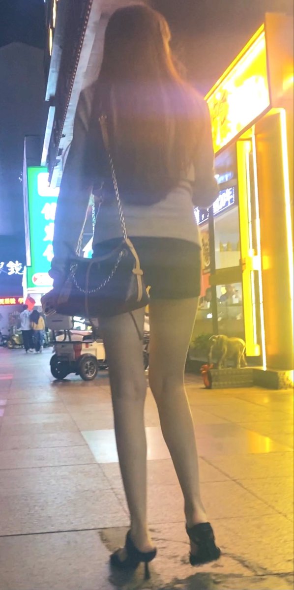 Dazheai's tweet photo. 今晚看到的极品高跟光腿，真不错呀真不错😍～  #街拍 #美女 #丝袜 #美腿 #foot #legs https://t.co/TNMLXg1vCw