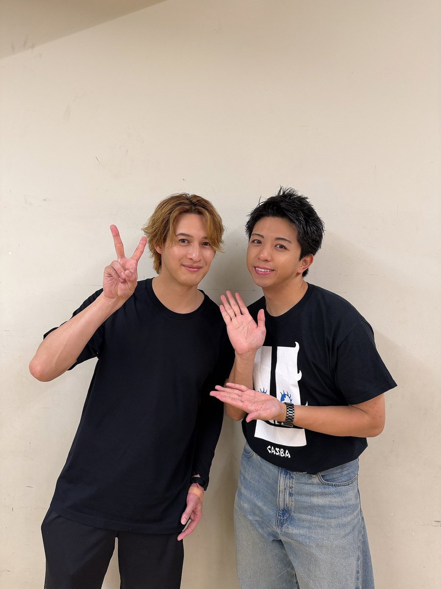kenji_matsuri's tweet photo. 山梨公演無事終了しました！
いやー楽しすぎて
自分のパートでテンション上がって
歌いながらスライディングしてしまった🙂‍↕️🔥

そしたら靴のつま先部分ベコって潰れて
擦れ傷作っちゃった😇

でも楽しかったからok✨

なんといっても天秤座の男が初披露
本当にいい曲だ！！

作曲は渡辺真

仲間の夢が叶って嬉しい限りだ😭
本当におめでとうね！

この曲もみんなで大事にしていこうね！

まだツアー気になってて迷ってるよって方は
ぜひに！！

来て後悔はさせないです！
お待ちしてますよ！！

MATSURIの歌を浴びてみてください😊

#MATSURI
#渡辺真
#橋爪健二
#天秤座の男