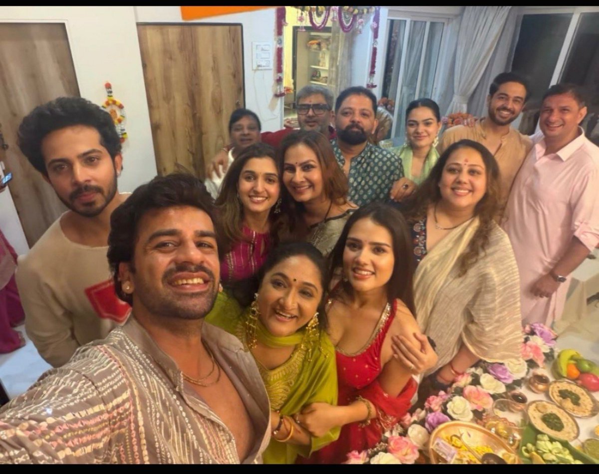 kirtibgl's tweet photo. The og cast of #Anupamaa?? Wat r these ppl without my Anu? - these were the SUPPORTIVE CAST of Anupamaa! https://t.co/RzHachnyYp