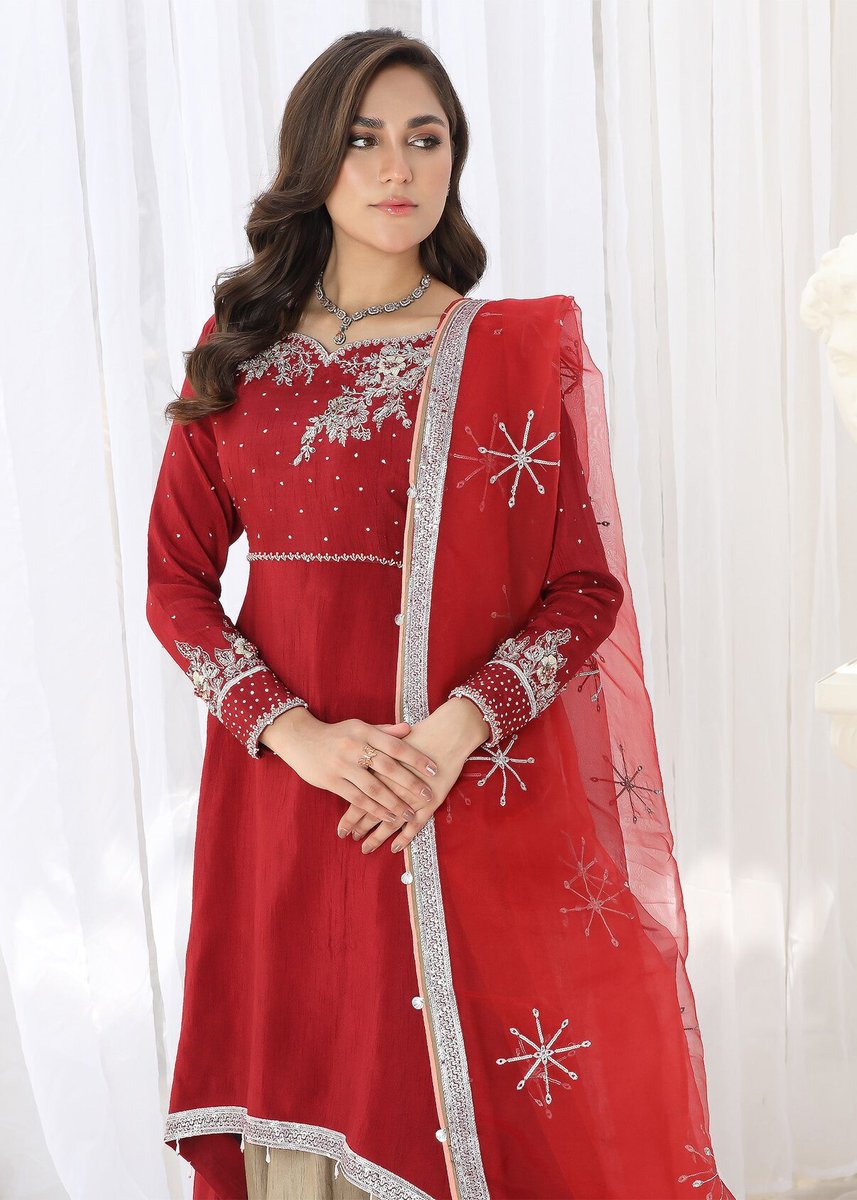 Dream_Fashions's tweet photo. Bold red & teal for festive nights ✨

Red Teal PRET | ZQ-2463 — ₨ 11,700
Shop now at https://t.co/TNzUyTEdfU

#DreamFashions #PakistaniSuits #FormalSuits #PretWear #EmbroideredSuits #PartyWear #WeddingGuestOutfit #LuxuryPret #FestiveWear #WomenFashionPakistan #KarachiFashion #OnlineShoppingPakistan