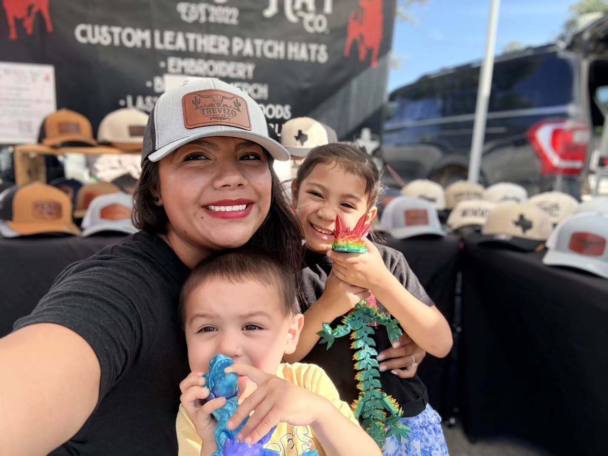 TrevizoHatCo's tweet photo. We’re set up in two locations today! Come see us and support local! 🤠

📍 Karina and the kids
Wolf Ranch Farmers Market
1015 W. University Ave., Georgetown, TX
⏰ 8:30 AM–1:00 PM

📍 Diego
Gruene Market Days
1720 Hunter Road, New Braunfels, TX
⏰ 10:00 … https://t.co/ArXONuiFUR https://t.co/vUZ3sHfqxZ