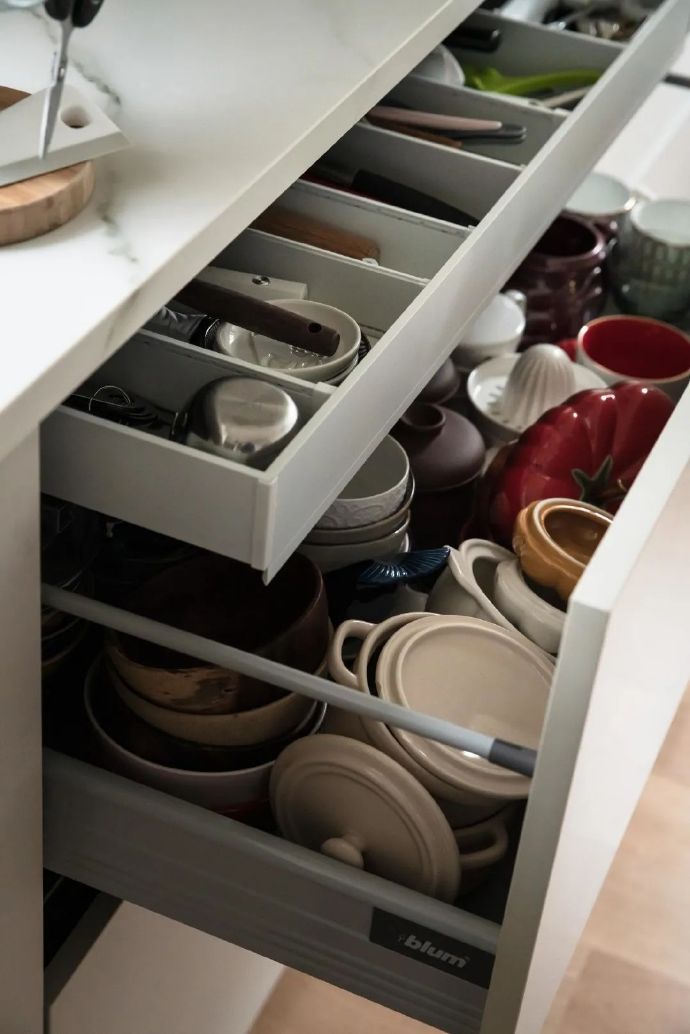 bugtv348551's tweet photo. Just discovered my hidden stash of tea mugs under the sink—now I’m rearranging them on the shelf while the laundry spins in the background. Small wins = cozy days!， https://t.co/xU46dRzMg0