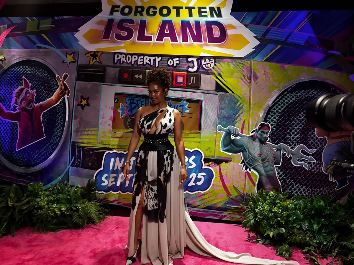 wavecheckers's tweet photo. H.E.R at the early screening of ‘Forgotten Island’ in Miami🖤🎬 https://t.co/uE2oebOW6S