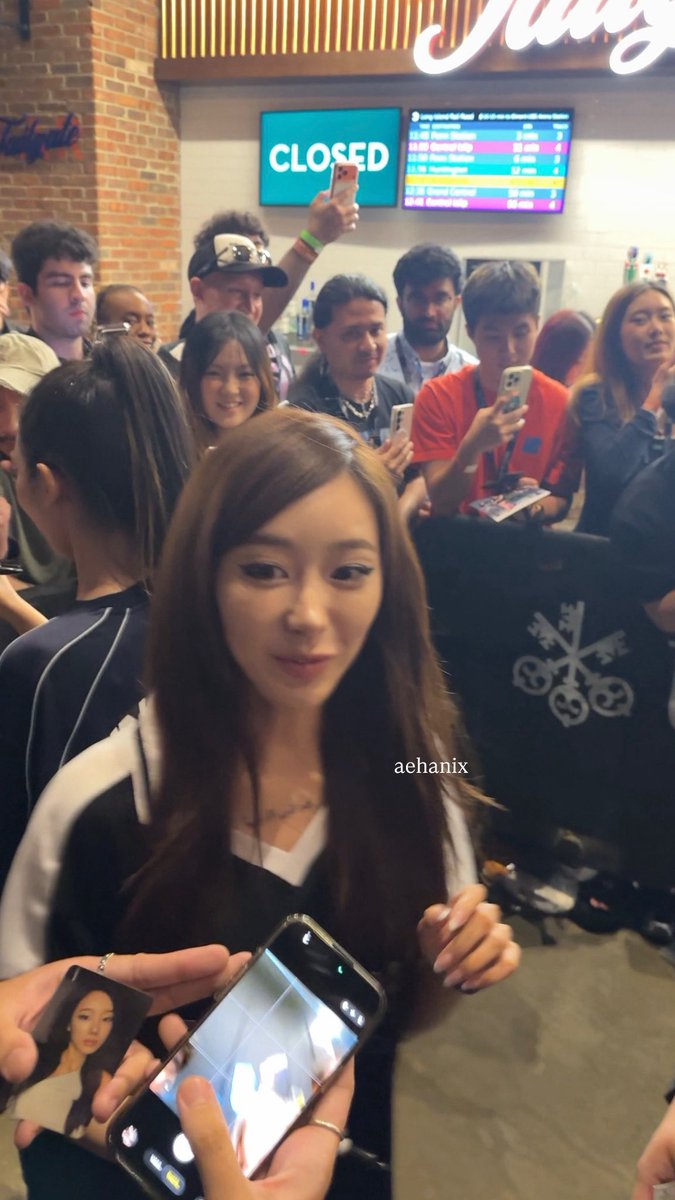 aehanix's tweet photo. my interactions with the girls for send off yesterday 🥹💜 

all my send off interactions i’ll post on tiktok bc the quality will be bad if i post on here😭

#SYNK_COMPLaeXITYinNewYork #aespa #에스파 #닝닝 #카리나 #지젤 #윈터 https://t.co/gmAvrDGCW1