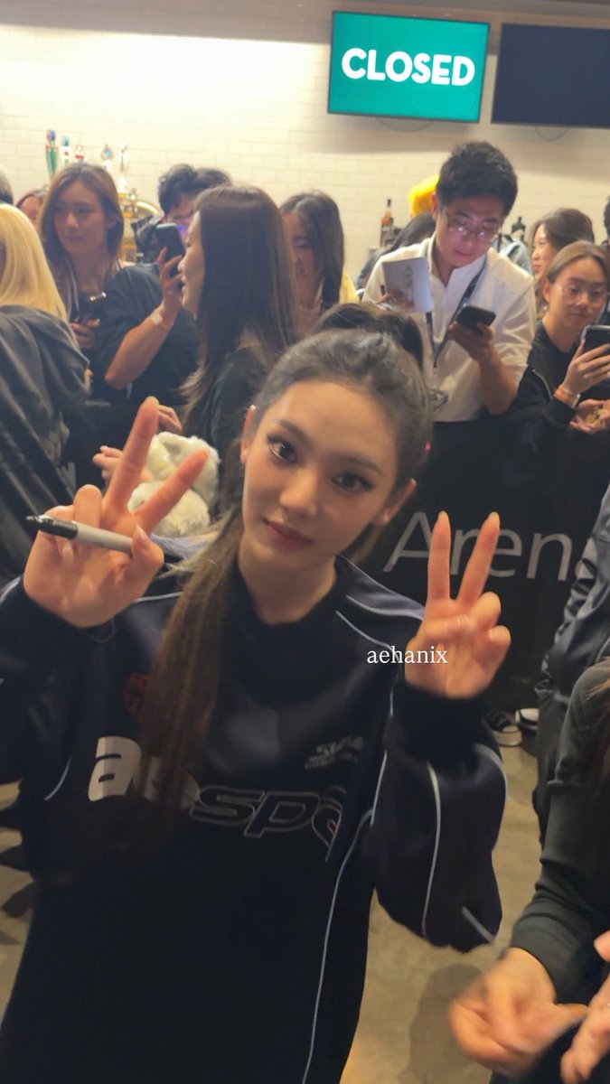aehanix's tweet photo. my interactions with the girls for send off yesterday 🥹💜 

all my send off interactions i’ll post on tiktok bc the quality will be bad if i post on here😭

#SYNK_COMPLaeXITYinNewYork #aespa #에스파 #닝닝 #카리나 #지젤 #윈터 https://t.co/gmAvrDGCW1