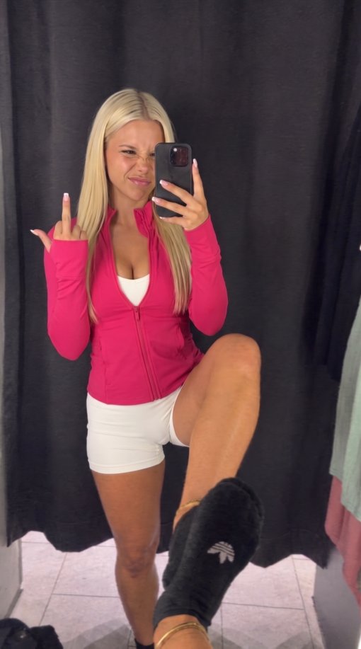 BrattySkyee's tweet photo. U wish u were that mirror lol https://t.co/KPH2adHovN