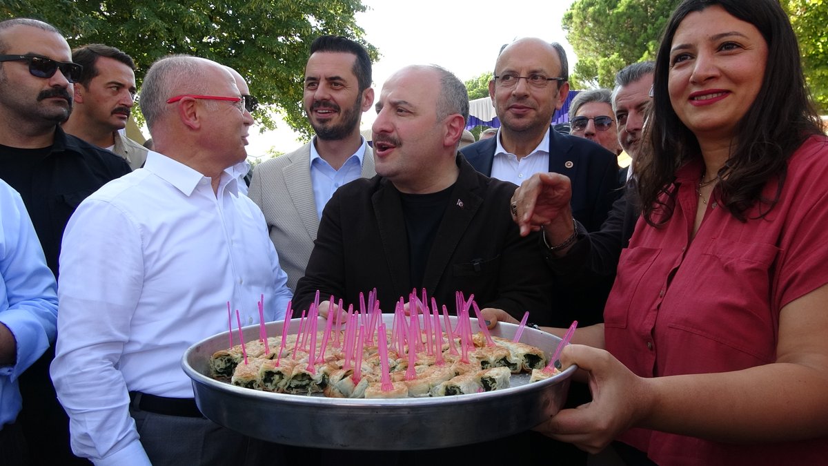 ensonhaber's tweet photo. Mustafa Varank, Özgür Özel’in Bursa’daki programında kendisine ikram edilen böreği geri çevirmesinin ardından vatandaşlara börek dağıttı: 

"Görüntüleri izledim. Geri çevirmenin biraz ötesindeydi. Adeta vatandaşı azarlar gibiydi" https://t.co/u2NdAnO7FG
