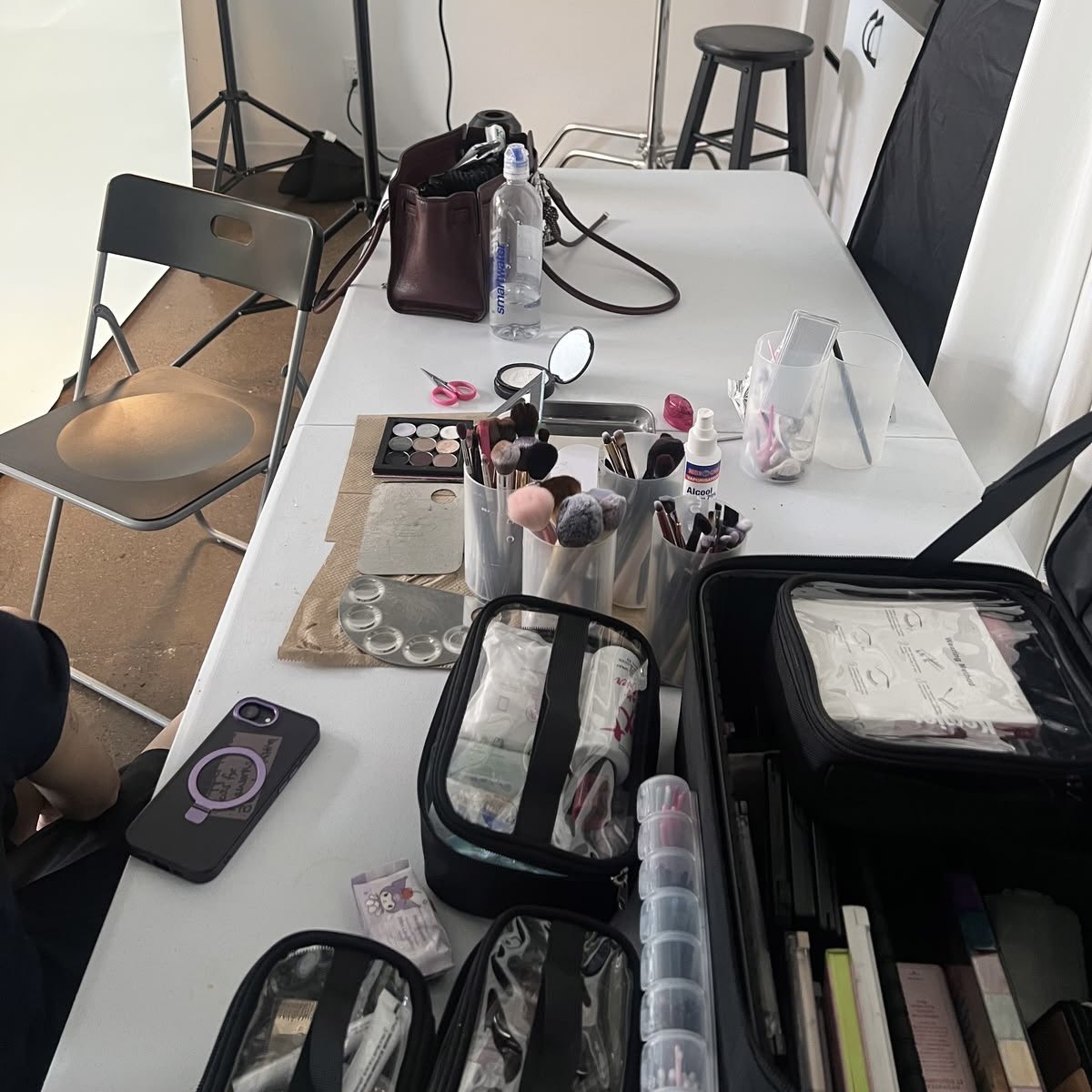 darlingmahae's tweet photo. a vice so sweet ᝰ a #mahae au

wherein donghyuck, make up artist in the upper room team and certified hedonist, tries not to get involved with his boss—but old habits die hard, and denying mark feels impossible. https://t.co/8qtI261VSx
