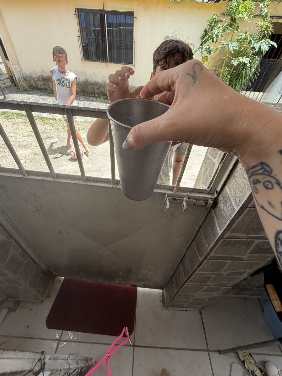 mariilustra's tweet photo. ACONTECEU! Crianças bateram na minha porta pra pedir água pq se fosse fossem tomar em casa a mãe não deixaria mais sair pq tá na hora do almoço kkkkkkkkk https://t.co/7C4CgcSHBJ