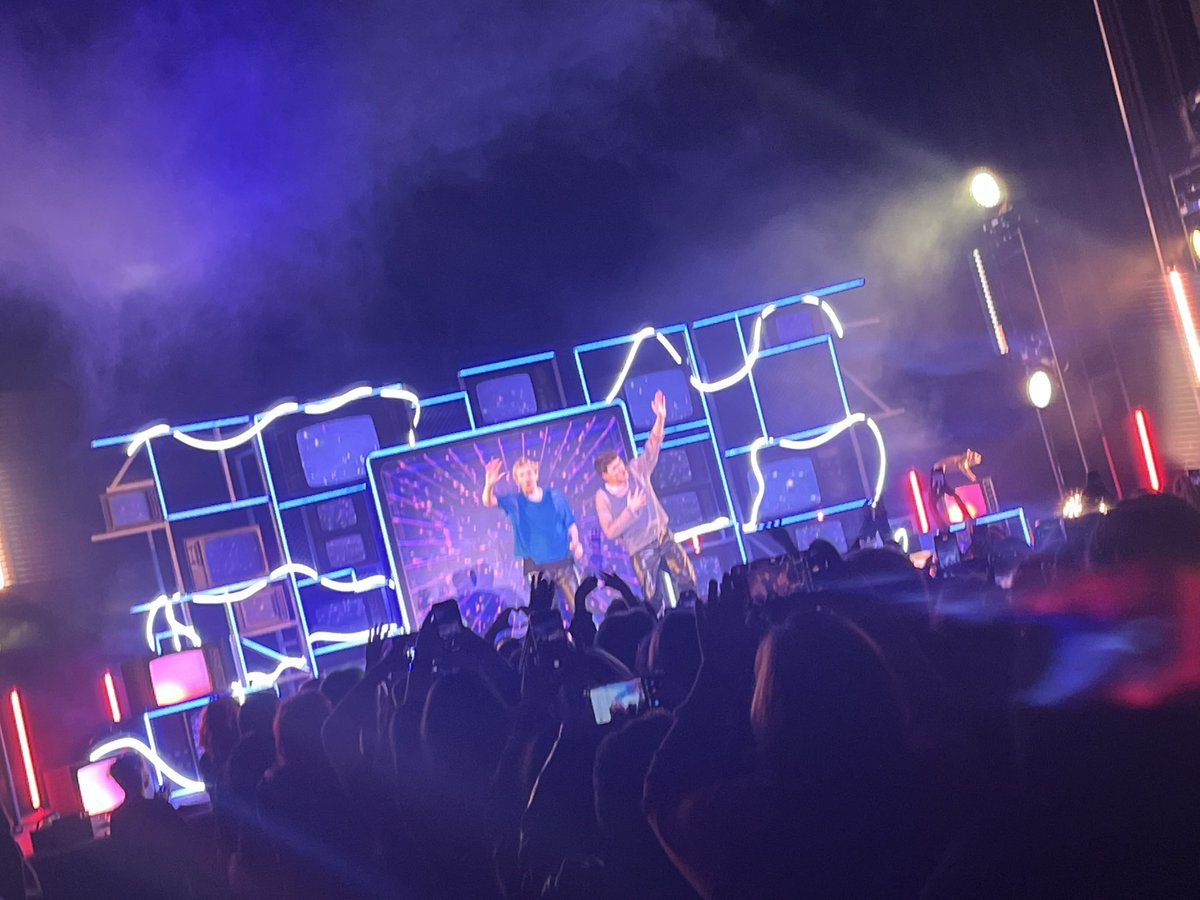 forever_phandom's tweet photo. People who have been to the hard launch tour:
Is there a photo opportunity at the end like at the end of tit because I remember them saying at the end of tit that we can take a photo to commemorate it! 
This is the one I’ve got from tit :) https://t.co/hi4l80Oawf