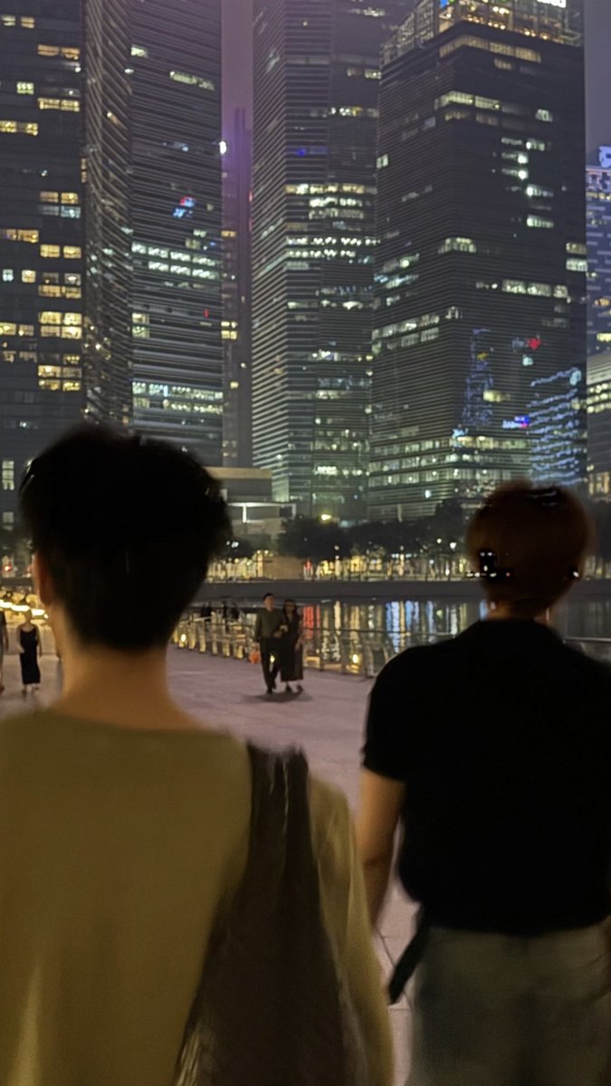 markjrtnfanclub's tweet photo. ไปทำงานด้วยกัน เสร็จงานแล้วไปเดินเล่นชมวิวแม่น้ำ ดูวิวตึกตอนกลางคืน ถือไฟถ่ายรูปให้กัน เพิ่งรู้ว่าสิงคโปร์โรแมนติกก็วันนี้แหละ🫪🙂‍↕️

#markjrtn #JuniorMark https://t.co/Om7Oea0i16