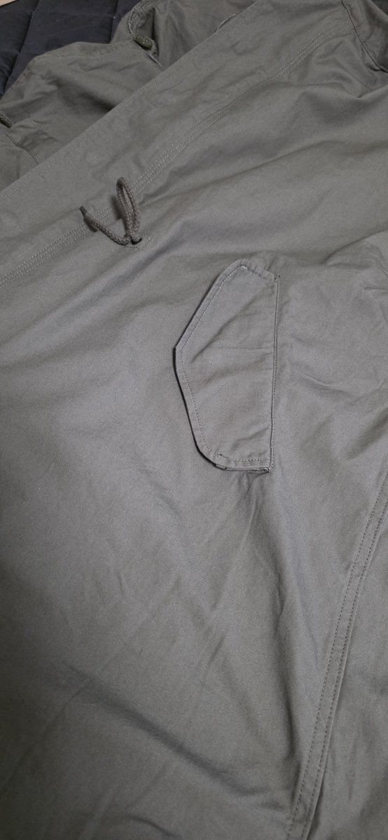 hidereto_423's tweet photo. 新品のコート(青島コート)のエイジング始めた、新品の服を削るって行為に背徳感を感じながら、結構違うんだなって感動👍
左側加工前、右が加工後 https://t.co/vjbOjfz3xS