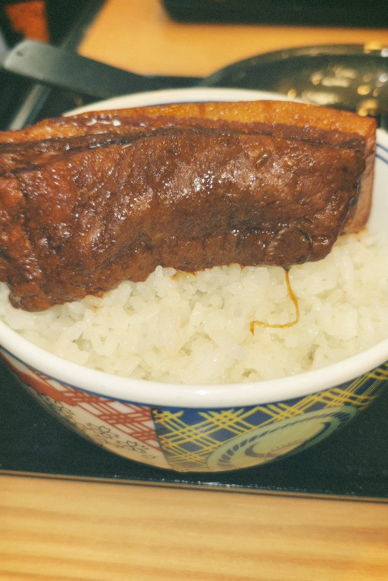 yuchi1214's tweet photo. 話題の角煮食べました。ボリューミーで美味しかった https://t.co/f0iH3c9d8G