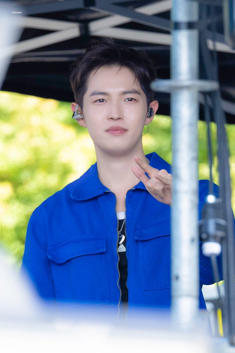 parang_kjh's tweet photo. 선배님들이랑 깜짝 콜라보 무대 전
재환이의 긴장 단계 변화

260919 모모콘
#김재환 #KIMJAEHWAN https://t.co/AQsGLop0Dh