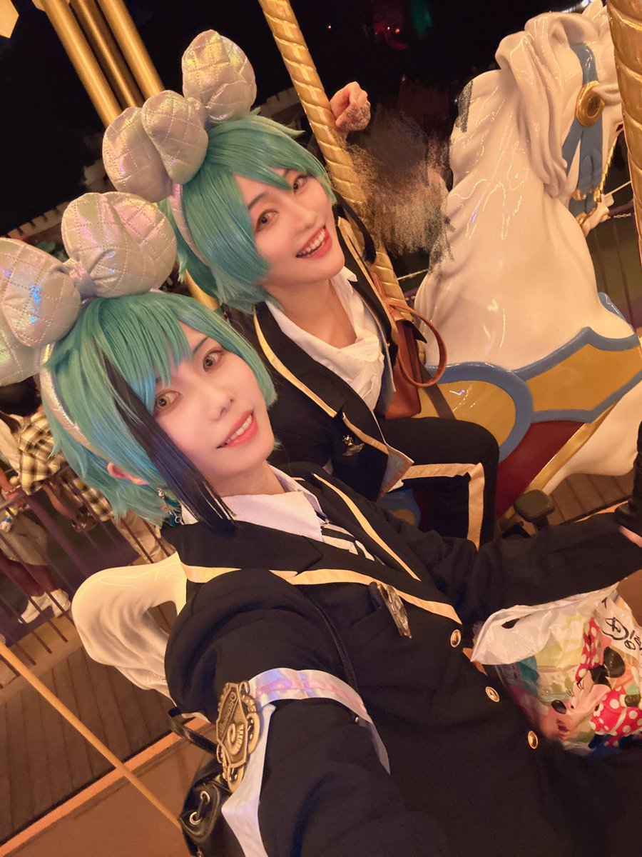 Ellie__cos's tweet photo. 帰宅🐬🦈
帰り際カルーセル乗ったらtwst仮装者さんがたくさんいてお目目が潤った🫶 https://t.co/x5h798sTQU