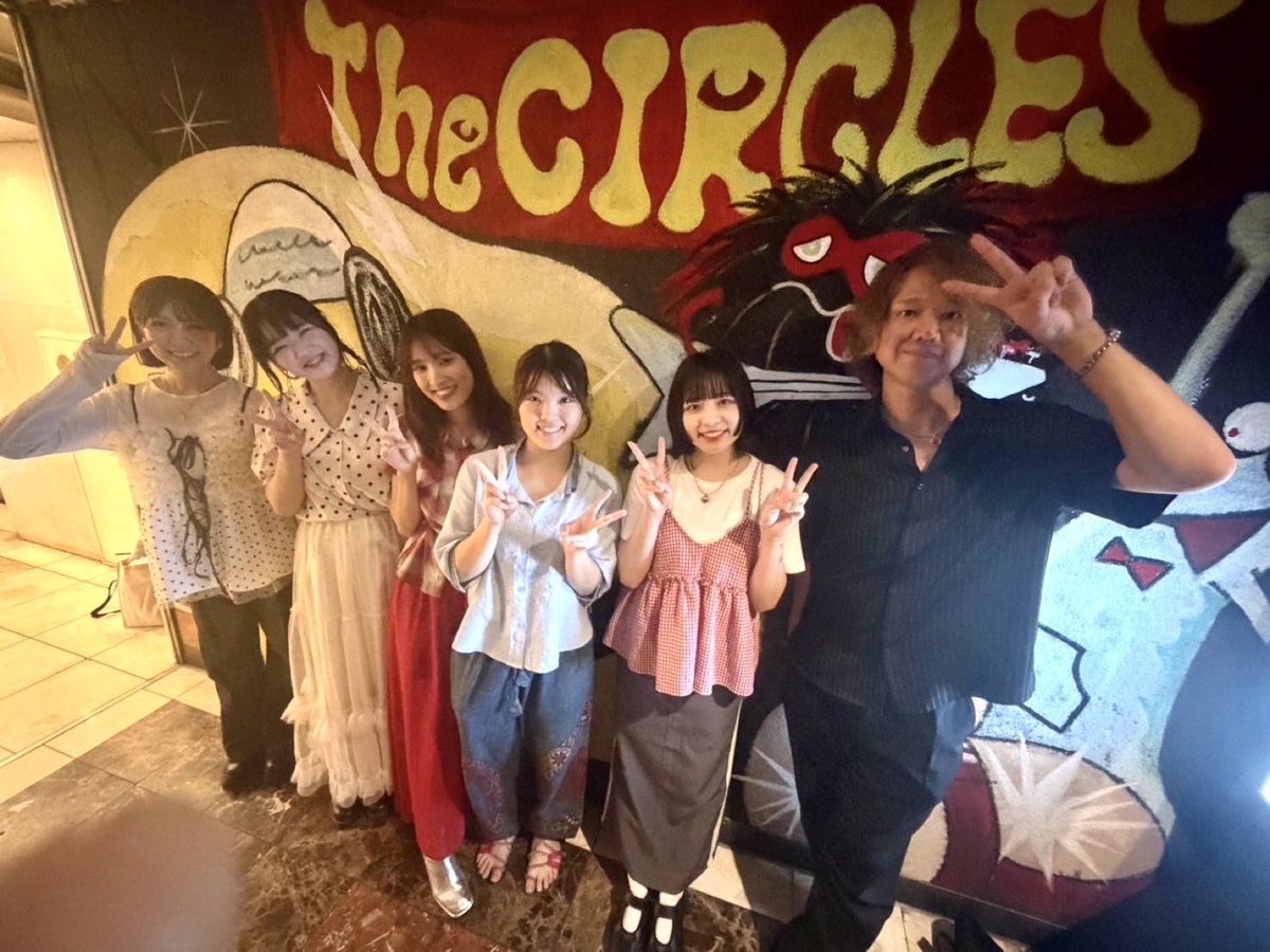 chamrin_ringo's tweet photo. リヴィングルームfloor118新宿circle
ご来場ありがとうございました！
今日はライブもちろんも最高やったけど、
物販のときにもらったみんなからの言葉や、
ひとつひとつのお話がすごく嬉しくて、濃くて楽しかったです！🌟
そして「WAZA WAZA姫路から来てくれたんだから、今度はWAZA WAZA姫路に行く！」って姫路公演のチケットを手に取ってくださる方もいて、めちゃくちゃ嬉しかった🥹
WAZA WAZAに込めた想いが伝わっててすごく嬉しい🤍
私は今から一旦姫路へ帰ります🚗💨
そしてまた23日、プチハグロックで東京へ帰ってきます💪WAZAWAZAはまだまだ続く！