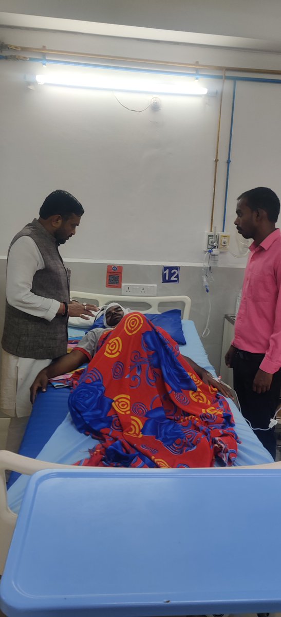 AKPandeyIndia's tweet photo. गंभीररूप से घायल तकरोही के श्री सर्वेशलोधी जी का लोहिया अस्पताल पहुंच करकुशल क्षेम जाना उनके बड़ेभाई कुलदीप लोदी जी ने बताया की अब वह काफ़ी बेहतर महसूस कर रहे हैं शंकर राजपूत #ShankarRajpoote जी hrshit shekhar जी हमारे साथ रहे @idharampalsingh @myogiadityanath @mppchaudhary #bkt https://t.co/EmRWrvj6cY