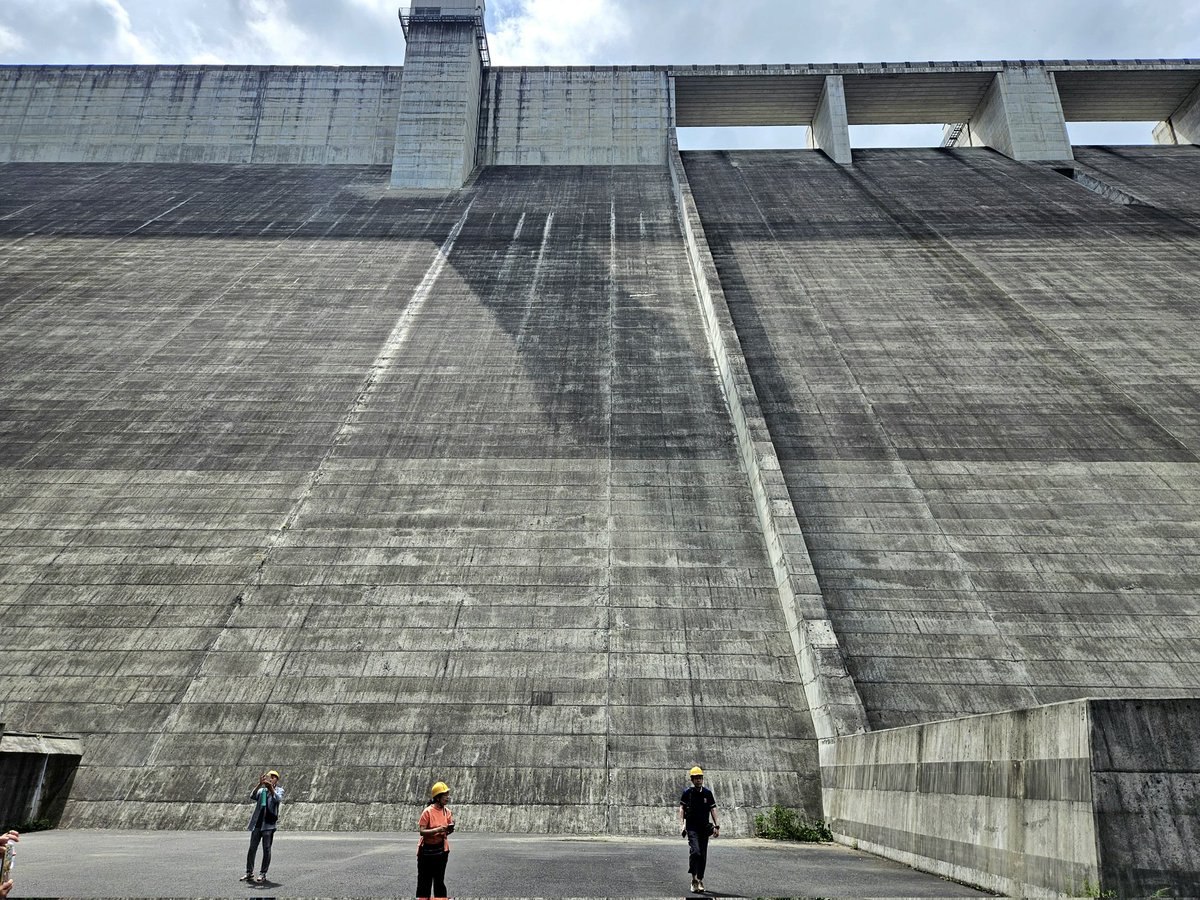 MSZM8's tweet photo. 栃木県日光市西川の「湯西川ダム」を訪問💡
豊かな自然の中に巨大な人工建造物が佇む光景に心がときめく✨
ダムの内部も見学することが出来て、コンクリートの壁を真下から見上げるとその高さに圧倒される❗
ダム湖の眺めも綺麗だし、ダム巡りにハマる人の気持ちがよく分かった💖 https://t.co/mS1UCMbZY4