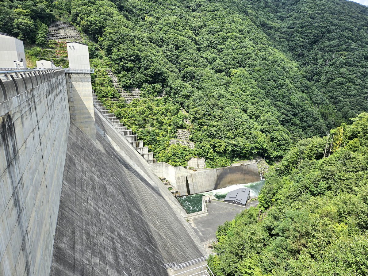 MSZM8's tweet photo. 栃木県日光市西川の「湯西川ダム」を訪問💡
豊かな自然の中に巨大な人工建造物が佇む光景に心がときめく✨
ダムの内部も見学することが出来て、コンクリートの壁を真下から見上げるとその高さに圧倒される❗
ダム湖の眺めも綺麗だし、ダム巡りにハマる人の気持ちがよく分かった💖 https://t.co/mS1UCMbZY4