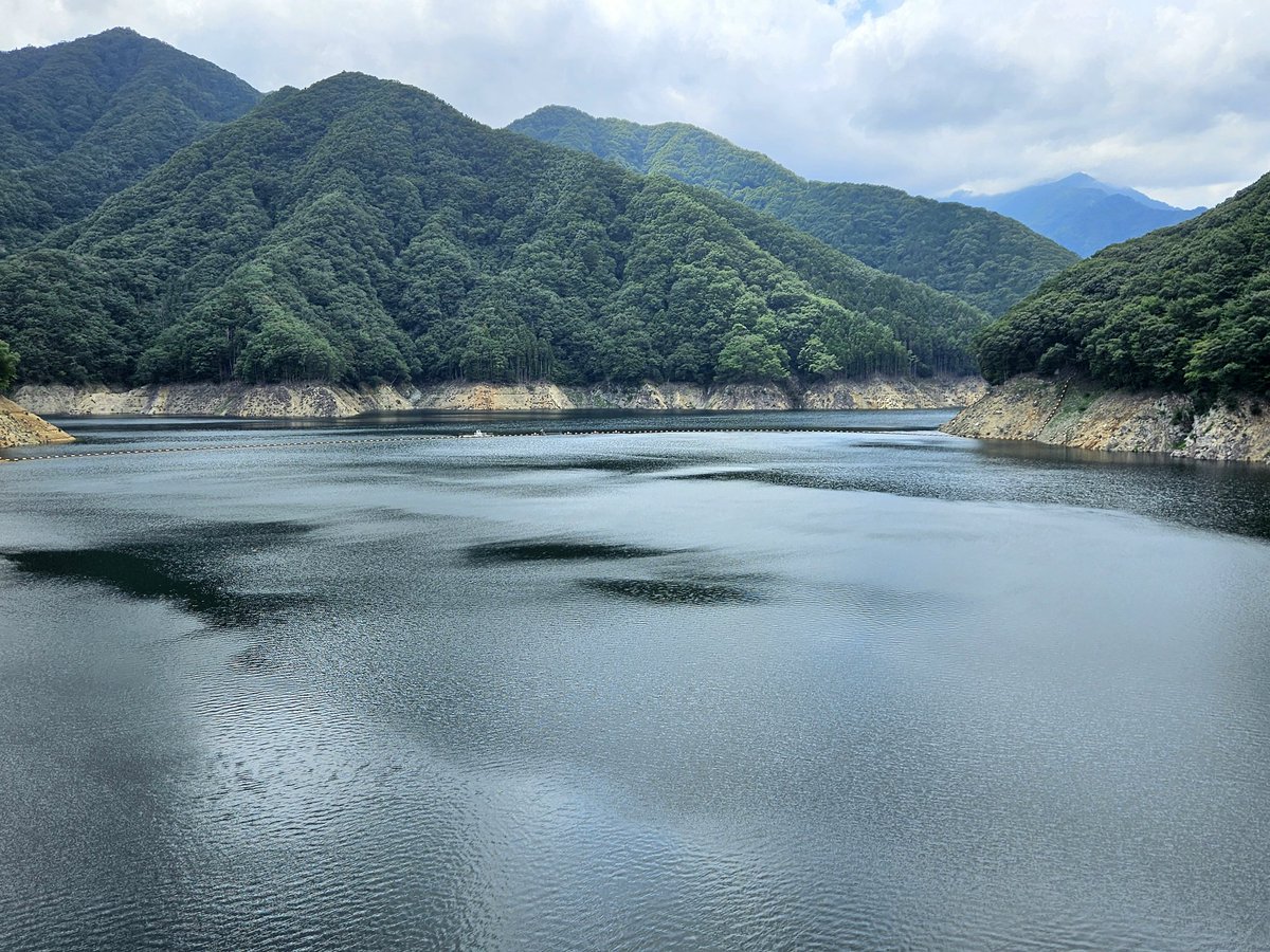 MSZM8's tweet photo. 栃木県日光市西川の「湯西川ダム」を訪問💡
豊かな自然の中に巨大な人工建造物が佇む光景に心がときめく✨
ダムの内部も見学することが出来て、コンクリートの壁を真下から見上げるとその高さに圧倒される❗
ダム湖の眺めも綺麗だし、ダム巡りにハマる人の気持ちがよく分かった💖 https://t.co/mS1UCMbZY4