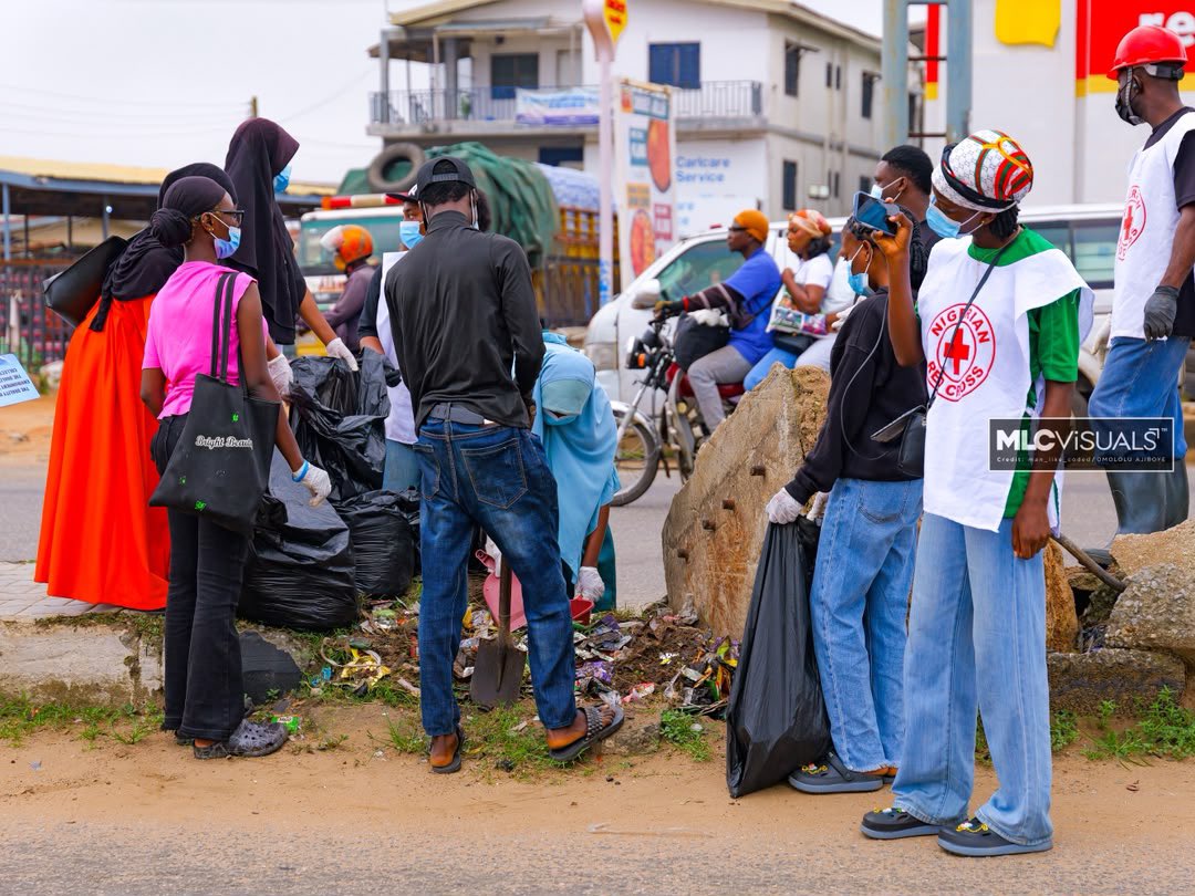djspeakz_ent's tweet photo. A clean environment is our collective responsibility. From early morning action to keeping Osogbo green and beautiful. This is just the beginning of a continuous movement for a healthier, cleaner Osun.
Let’s keep the momentum going! 🌱
#CleanOsogbo #GreenOsun #UnofficialAides https://t.co/7sOMAMM7pN